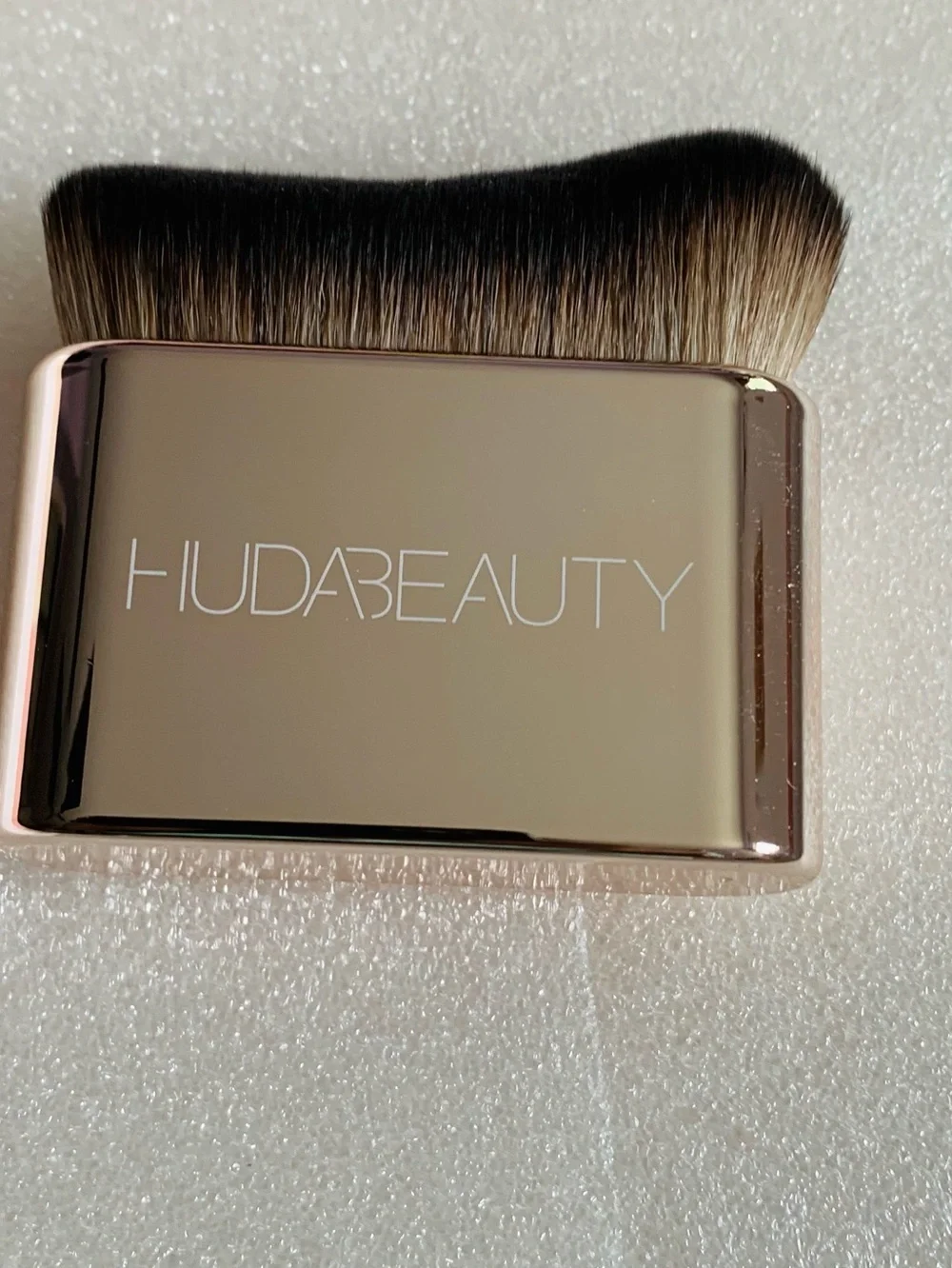 HUDA BEAUTY Rose Gold Body Blur Brush with Black-Tip Bristles